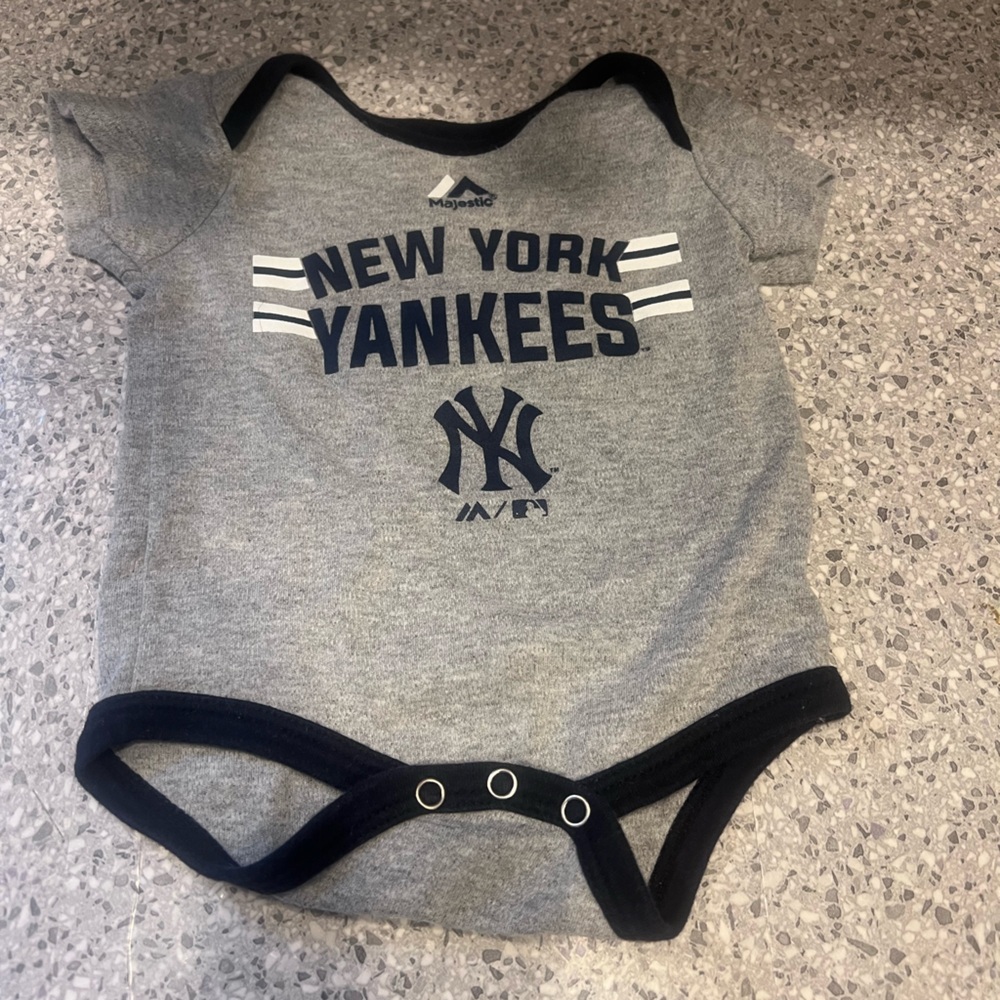 5 New York Yankees Baby Onesies & 1 Shirt w/diaper cover (6total) - Picture 5 of 8
